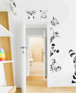 Samolepky na zeď Samolepky na zeď - Černobílá zvířátka kolem dveří a nábytku