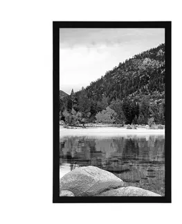 Černobílé Plakát jezero v přírodě v černobílém provedení