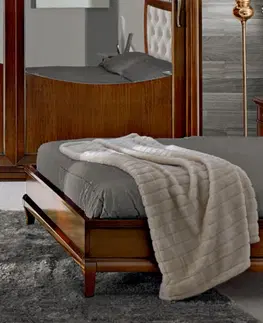 Luxusní a stylové postele Estila Masivní manželská postel Carpessio v klasickém stylu na nožičkách s čalouněným prošívaným čelem 160x195cm