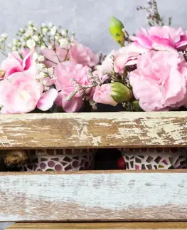 Vintage a retro obrazy Obraz květiny karafiátu v dřevěné bedně