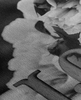 Černobílé obrazy Obraz pivoňky s nápisem Love v černobílém provedení