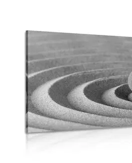 Černobílé obrazy Obraz meditující kámen v černobílém provedení