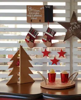  Hanah Home Vánoční dřevěná dekorace s ozdobou Christmas Tree 2 ks