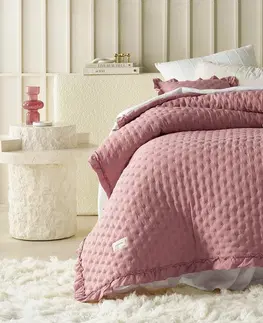 Jednobarevné přehozy na postel Růžový přehoz Molly s volánem 200 x 220 cm