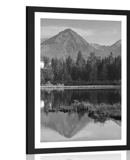 Černobílé Plakát s paspartou nádherné panorama hor u jezera v černobílém provedení
