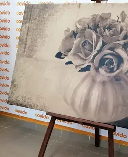 Černobílé obrazy Obraz růže ve váze v sépiovém provedení