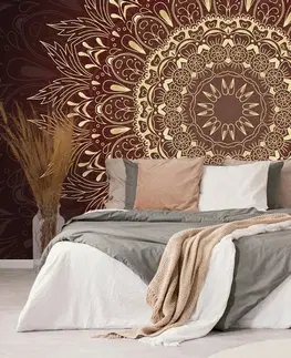 Samolepící tapety Samolepící tapeta zlatá Mandala na bordóvém pozadí