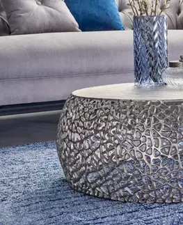 Designové a luxusní konferenční stolky Estila Designový kovový konferenční stolek Hoja ve stříbrném provedení kulatého tvaru 75cm