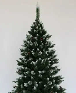 Vánoční stromky Vánoční stromek s imitací sněhu na větvičkách o výšce 220 cm