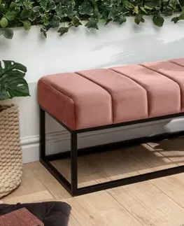 Stylové a luxusní lavice Estila Retro lavice Taxil s růžovým sametovým potahem a kovovou konstrukcí 110cm