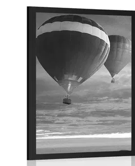 Černobílé Plakát přelet balónů nad horami v černobílém provedení