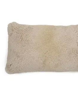 Dekorační polštáře Bílo béžový podlouhlý polštář z ovčí kůže - 50*30*15cm Mars & More QXNHKSW