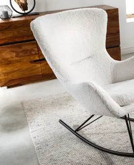 Luxusní a designová křesla a fotely Estila Buklé skandinávské houpací křeslo Foamin bílé barvy s černýma nohama z kovu 77cm