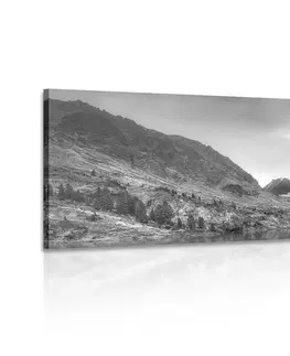 Černobílé obrazy Obraz majestátní hory s jezerem v černobílém provedení