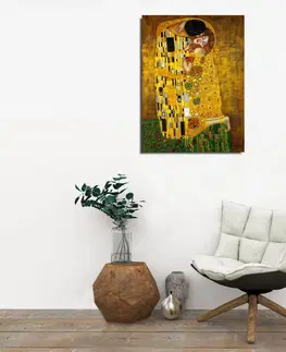 Obrazy Wallity Reprodukce obrazu Polibek 30x40 cm zlatá
