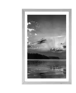 Černobílé Plakát s paspartou odraz horského jezera v černobílém provedení