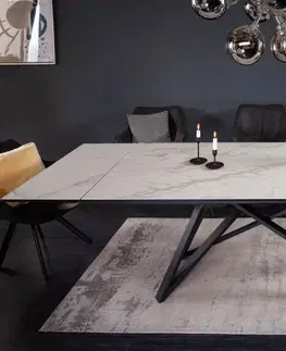 Designové a luxusní jídelní stoly Estila Moderní keramický šedobílý rozkládací jídelní stůl Epinal s šedými betonovým povrchem a černými kovovými nohami 260cm