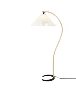 Obloukové lampy GUBI Stojací lampa GUBI Timberline, dřevěný rám, bílé plátěné stínítko