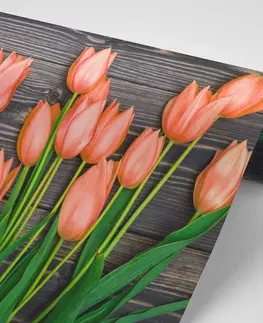 Tapety květiny Fototapeta oranžové tulipány na dřevěném podkladu