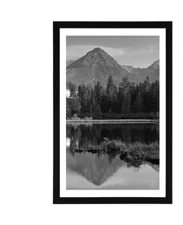Černobílé Plakát s paspartou nádherné panorama hor u jezera v černobílém provedení