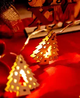 Vánoční řetězy a lamety Tutumi Vánoční LED světelný řetěz STARLIT s dřevěnými stromečky