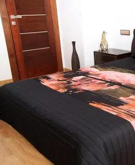 Přehozy na postel 3D s barevným potiskem Černý přehoz s růžovými plameňáky