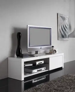 Luxusní a designové televizní stolky Estila Moderní TV stolek Henning v obdélníkovém tvaru s dvířky a poličkami lakovaný bílý 150cm