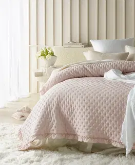 Jednobarevné přehozy na postel Světle růžový přehoz Molly s volánem 200 x 220 cm