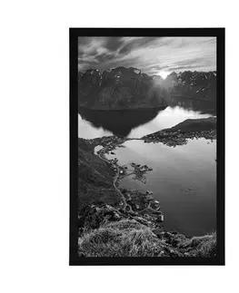 Černobílé Plakát okouzlující horské panorama se západem slunce v černobílém provedení