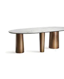 Designové a luxusní jídelní stoly Estila Luxusní oválný jídelní stůl Marinna v art deco stylu s asymetrickými zlatýma nohama a bílou mramorovou deskou 240 cm