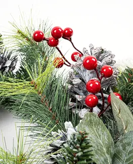 Vánoční dekorace Vánoční věnec Berry and pinecone červená, 50 x 13 cm