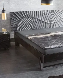 Luxusní a stylové postele Estila Moderní luxusní masivní manželská postel Cumbria v černé barvě na matraci 180x200cm
