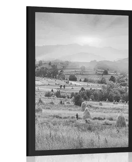 Černobílé Plakát stohy sena v karpatských horách v černobílém provedení