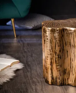 Luxusní a designové příruční stolky Estila Orientální jedinečný příruční stolek Anillko s nadčasovou kresbou na povrchové desce ve tvaru kmene stromu zlaté barvy 47cm