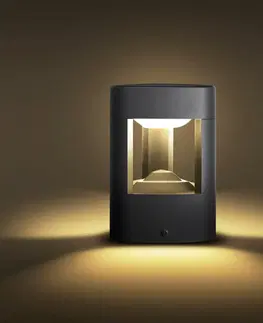 Sloupková světla Lucande Podstavné světlo Pirron LED, výška 20 cm, trojúhelníkový tvar, hliník