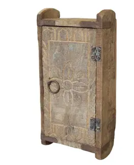 Regály a poličky Retro nástěnná dřěvěná skříňka s dvířky Grimaud Brick - 15*9*32 cm Chic Antique 41073600