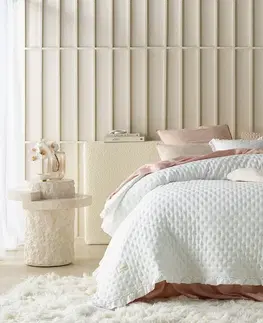 Jednobarevné přehozy na postel Bílý přehoz na postel Molly s volánem 240 x 260 cm