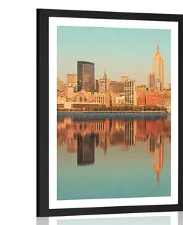 Města Plakát s paspartou okouzlující New York v odrazu ve vodě