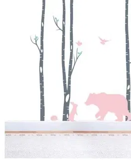 Příroda Úžasná dětská nálepka na zeď s motivem růžového medvěda a lesa
