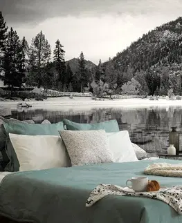 Samolepící tapety Samolepící fototapeta černobílé jezero obklopené přírodou