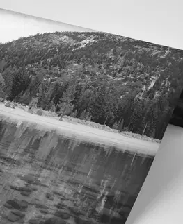 Černobílé tapety Fototapeta černobílé jezero obklopené přírodou