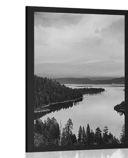 Příroda Plakát jezero při západu slunce v černobílém provedení