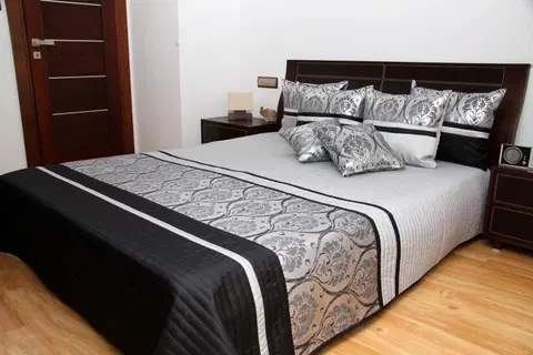 PŘEHOZY NA POSTEL Luxusní přehozy na postel v šedé barvě s proužky a ornamenty