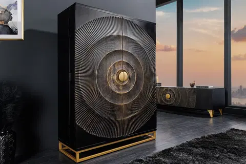 Luxusní barový nábytek Estila Art deco orientální barová skříňka z mangového dřeva s kovovými detaily v černé a zlaté barvě 190 cm