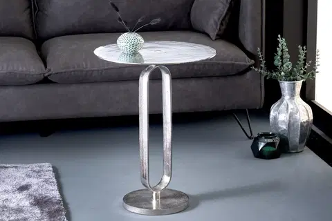 Luxusní a designové příruční stolky Estila Art deco kulatý stříbrný kovový příruční stolek Zendy s glamour nádechem 60 cm