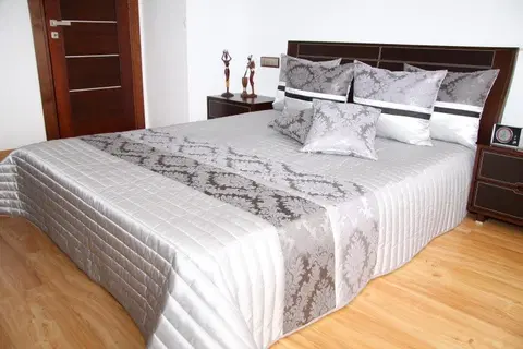 Luxusní přehozy na postel Přehoz na postel stříbrné barvy s prošívaným vzorem