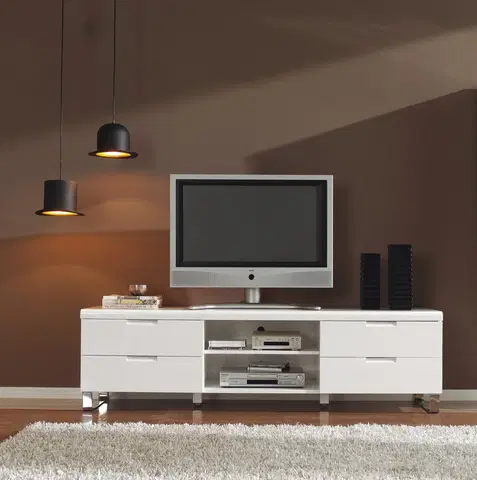 Luxusní a designové televizní stolky Estila Designový obdélníkový TV stolek Henning v lesklém bílém provedení se stříbrnými nožičkami 180cm