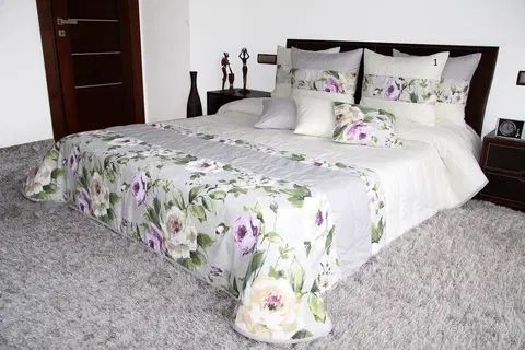 Luxusní přehozy na postel Šedě krémový přehoz na postel s růžemi