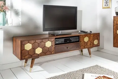 Luxusní a designové televizní stolky Estila Masivní TV stolek Roslin z akáciového dřeva s organickým designem a zlatými prvky 140cm
