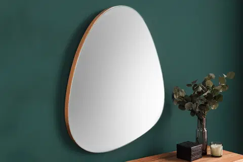 Luxusní a designová zrcadla Estila Moderní asymetrické nástěnné zrcadlo Antonio se zaoblenými hranami a hnědým dubovým rámem po bocích 72 cm